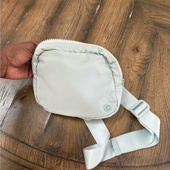 GAIAM Crossbody Bag - Picture 1 of 4